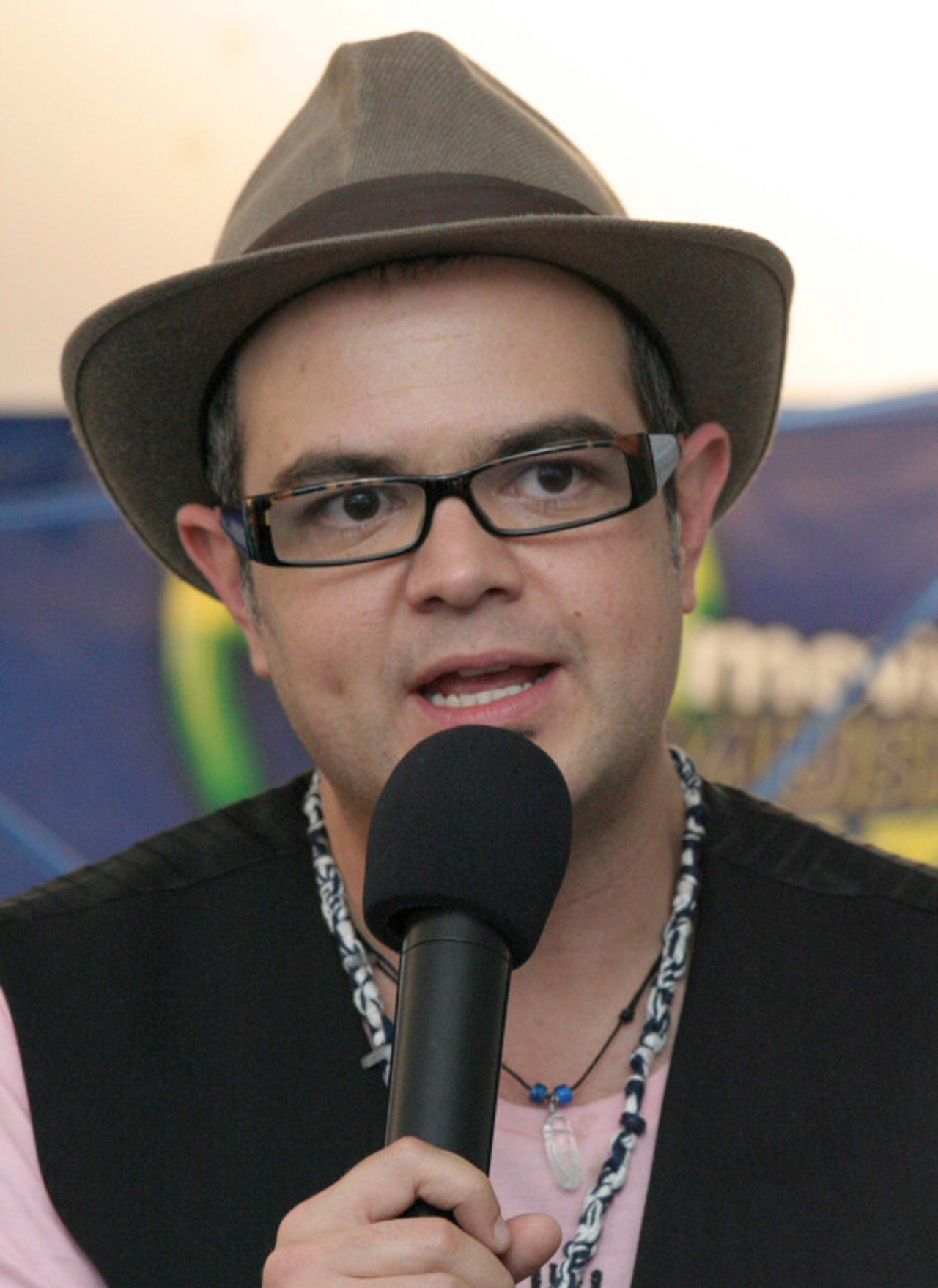 Aleks Syntek restaurantes reggaetón multa