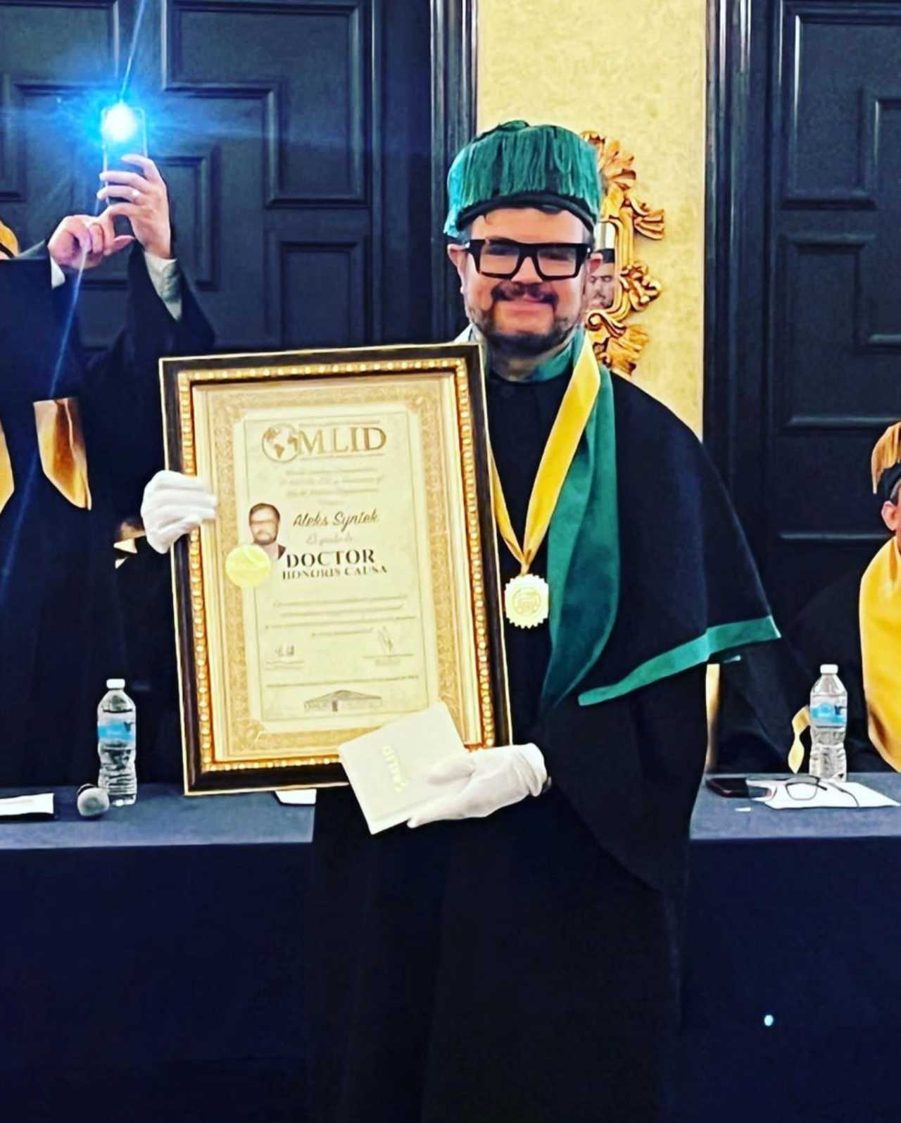 Aleks Syntek como doctor