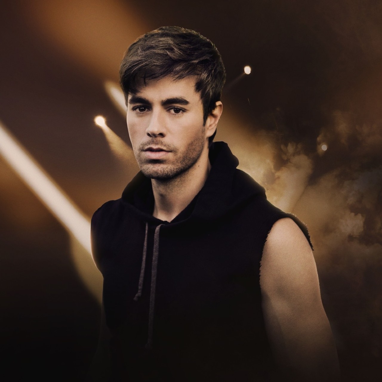 Enrique Iglesias fan beso mujer esposa