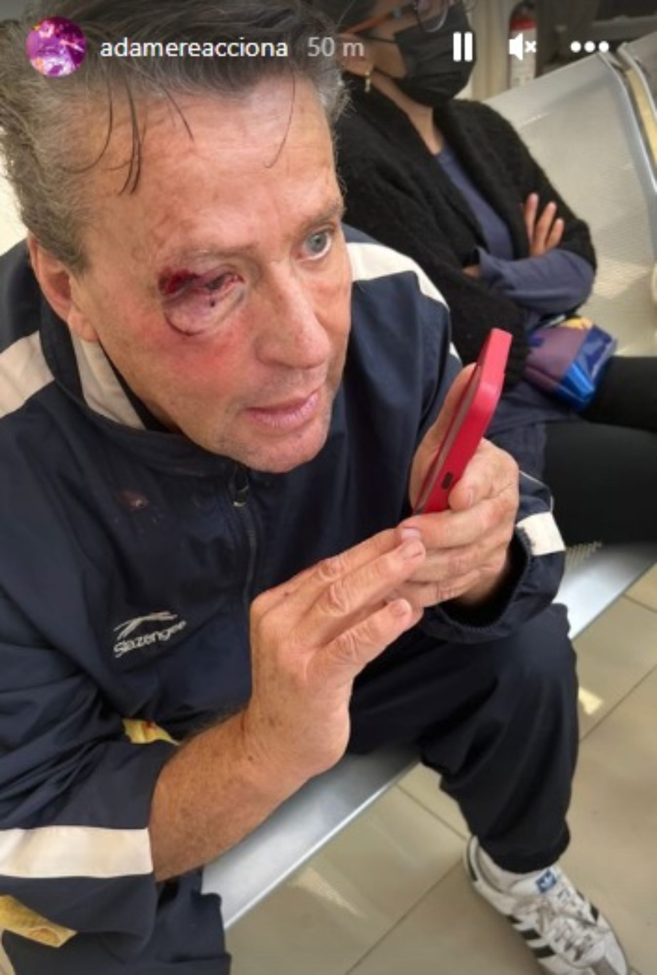 Golpean Alfredo Adame afuera de su casa
