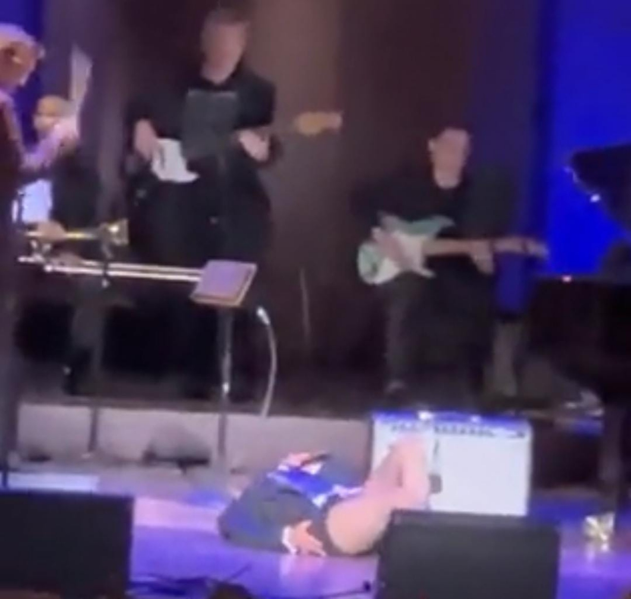 Alejandra se cae