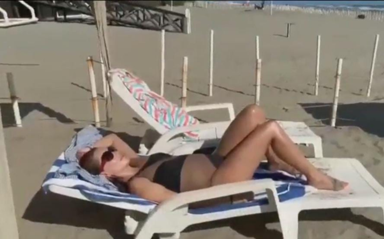 Andrea con su bebé en la playa