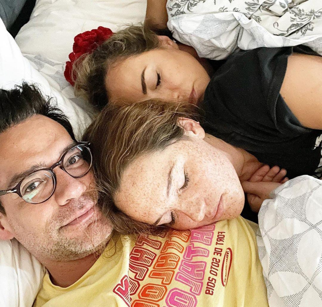 Christian feliz con su pareja e hija