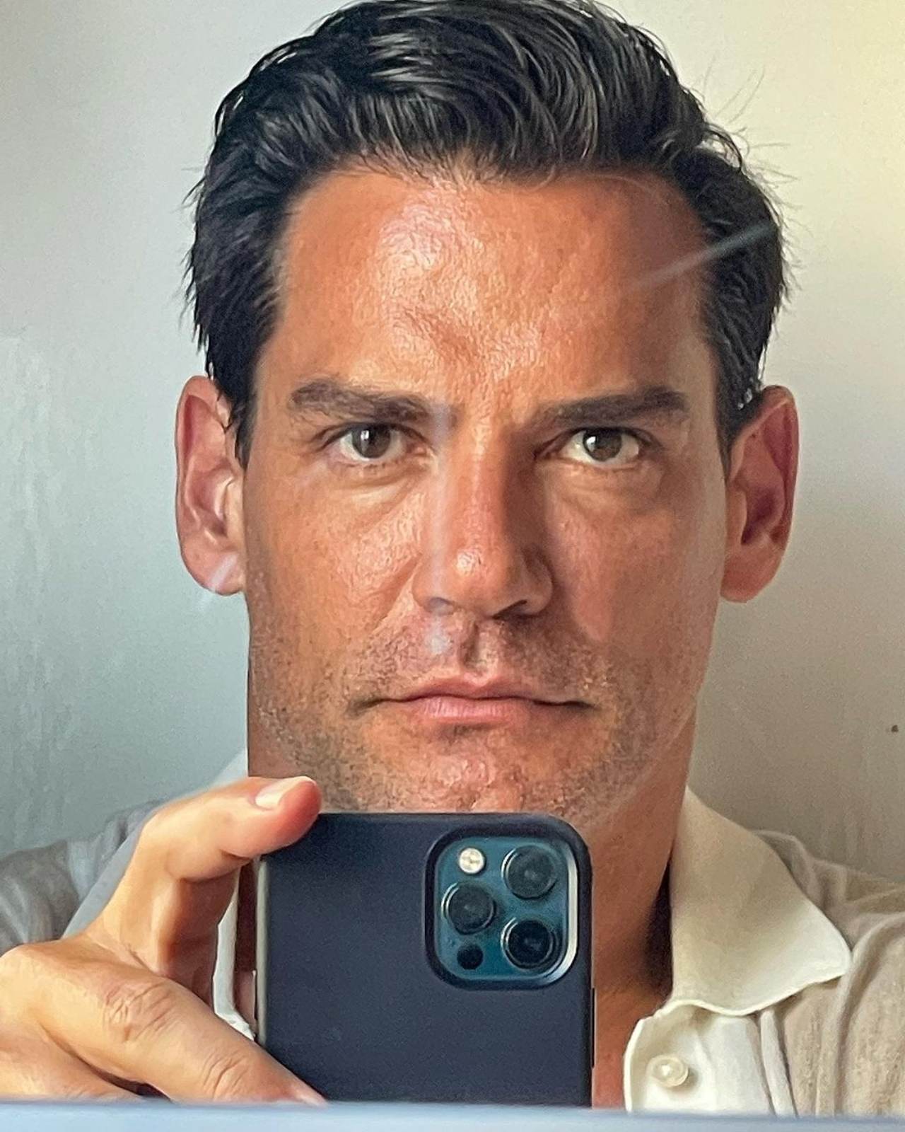 Cristian de la Fuente besando mujer