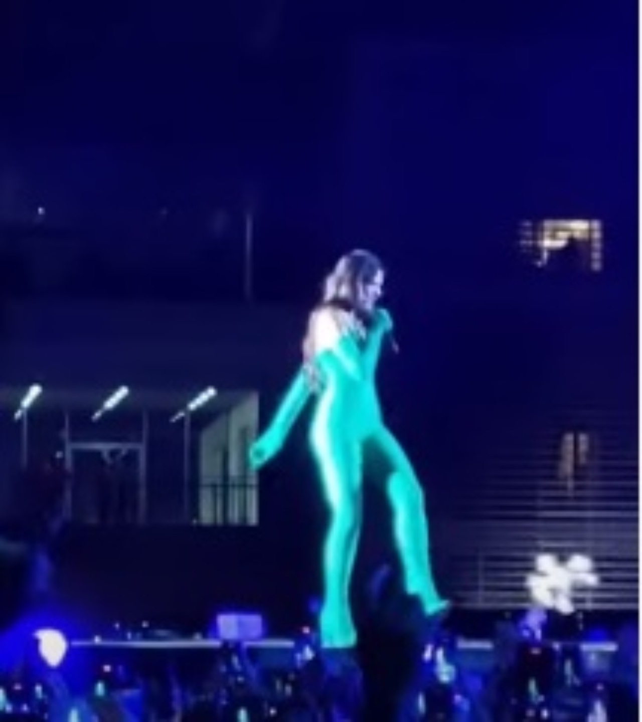 Dua Lipa pateando dr Simi criticas