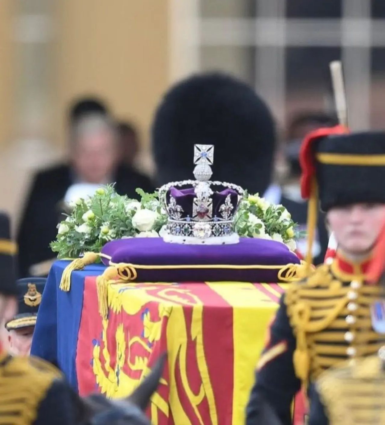 Feretro reina Isabel guardia se desmaya
