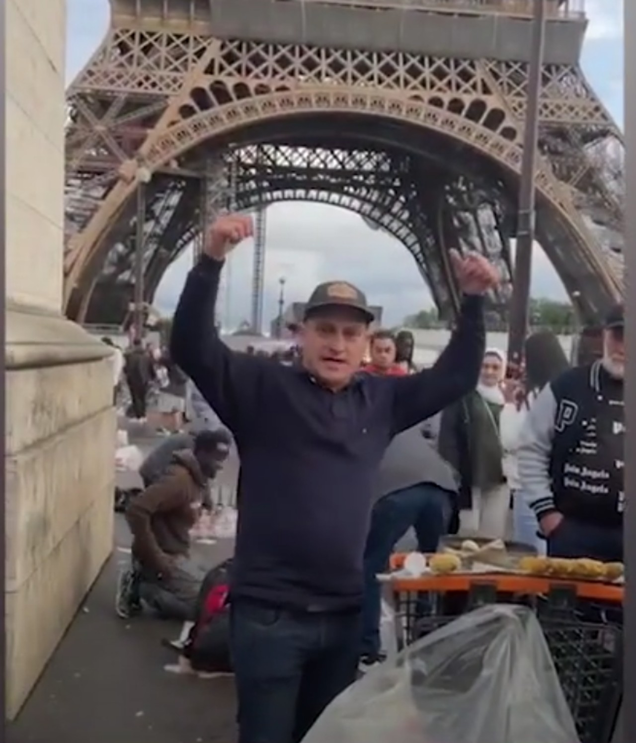elotes viral torre Eiffel hombre francia