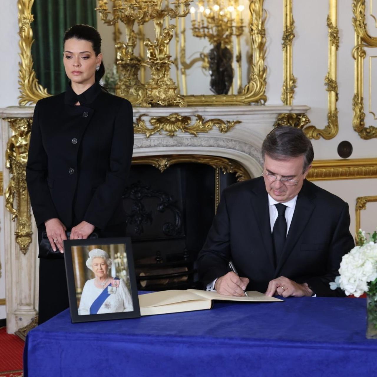 Marcelo Ebrard esposa funeral reina Isabel