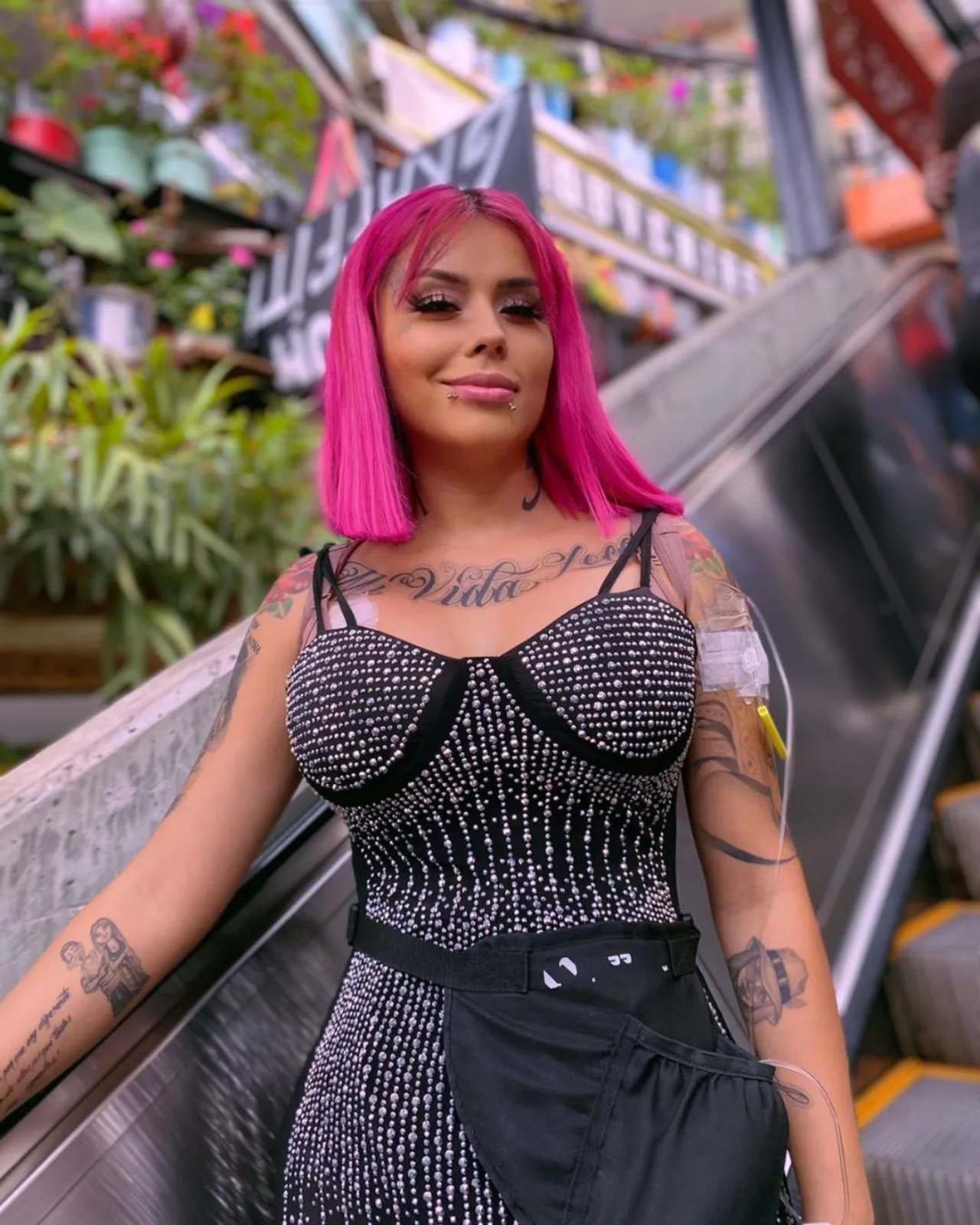 Mona desbanca a Karely Ruiz cuerpo cirugias