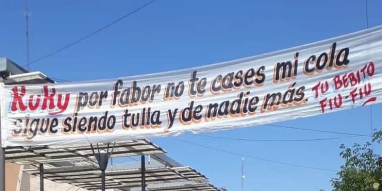 Mujer cuelga manta ex mi cola