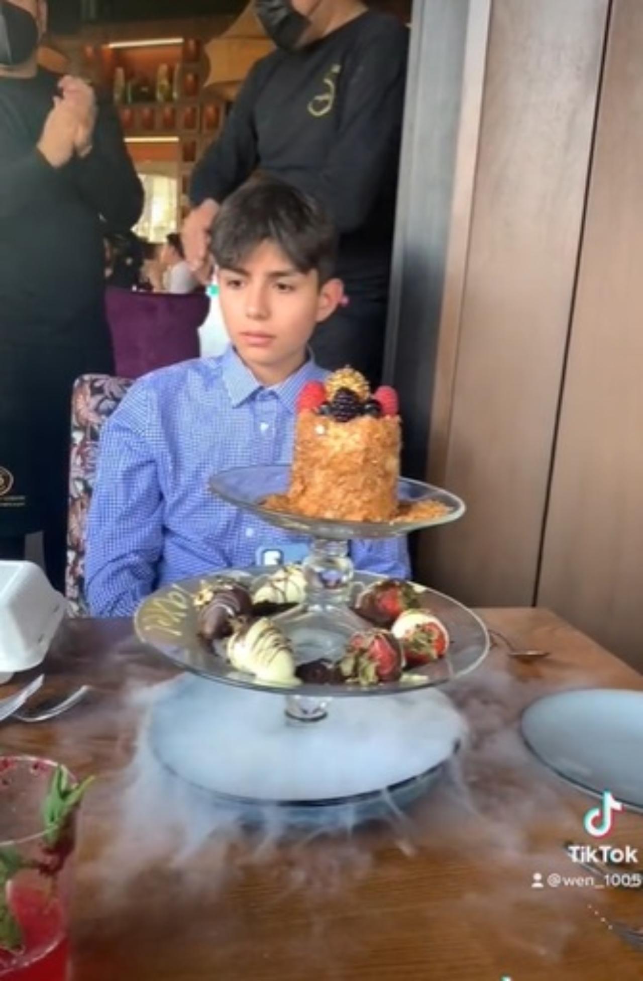 Niño inexpresivo festejo cumpleaños estar celular