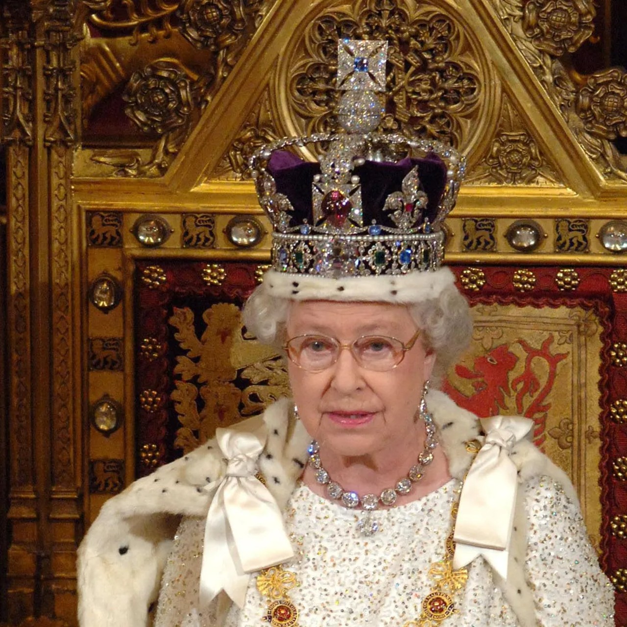 reina Isabel corona joyas