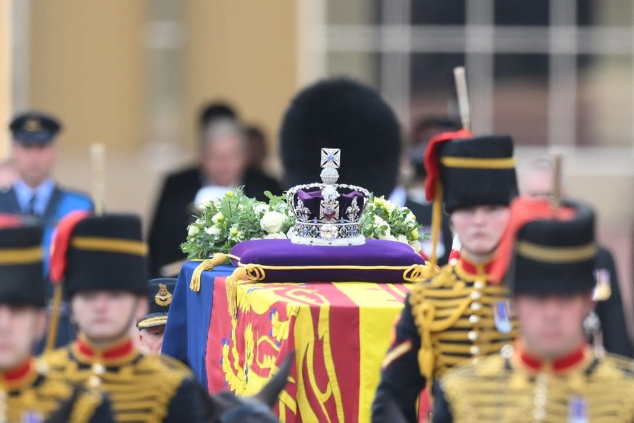 Principe Harry traje militar funeral reina