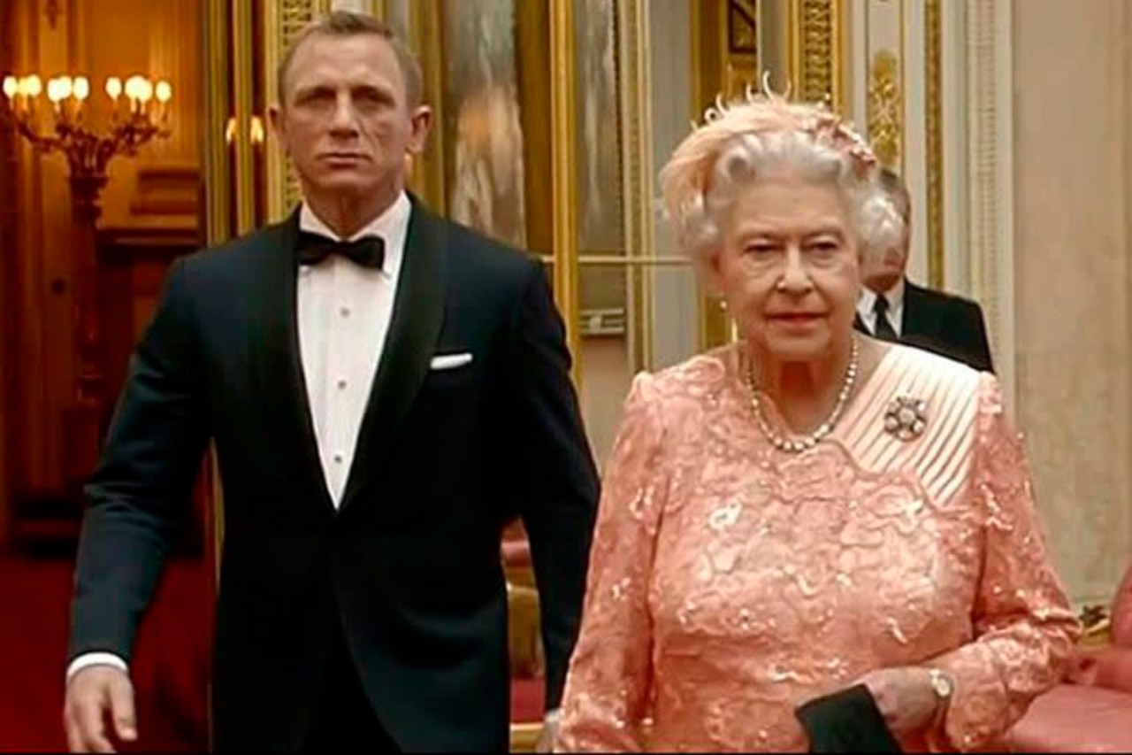 Reina Isabel junto con James Bond