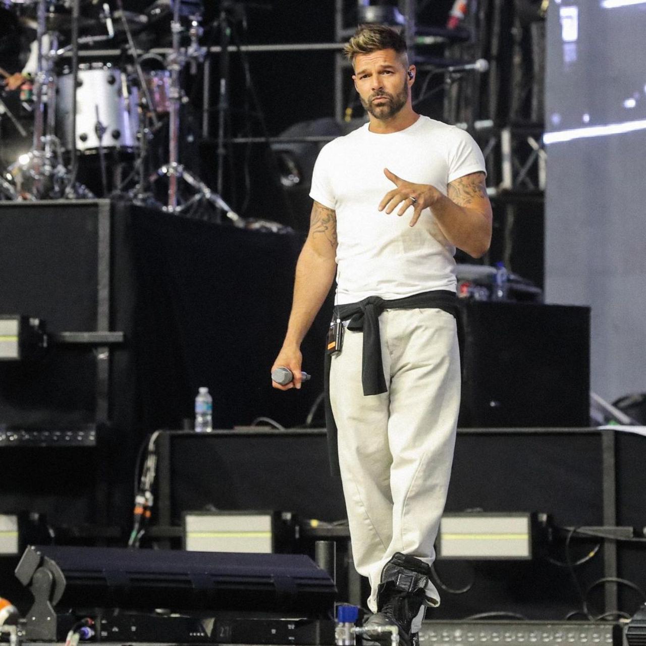 Ricky martin es denunciado por abuso 