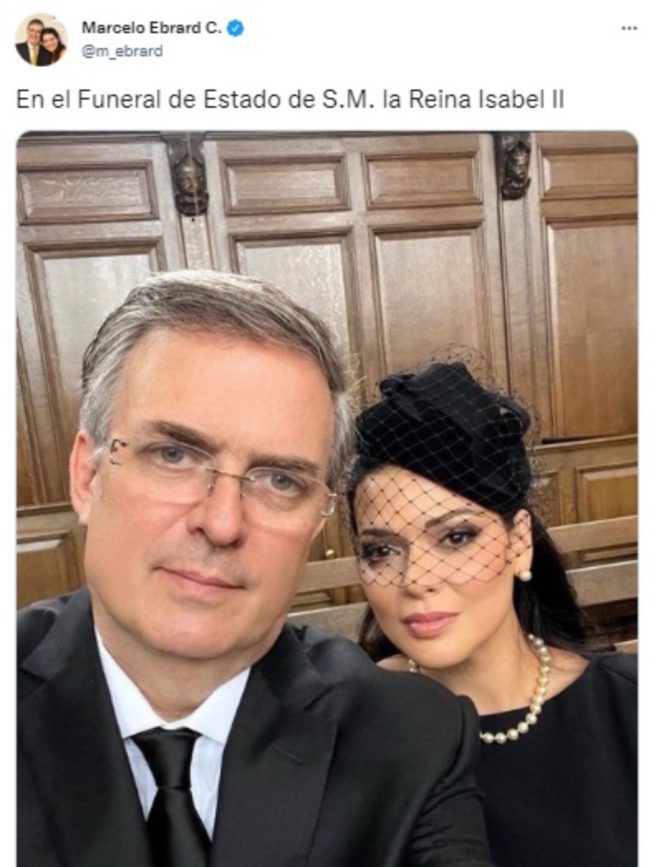 Selfie Marcelo Ebrard esposa selfie funeral