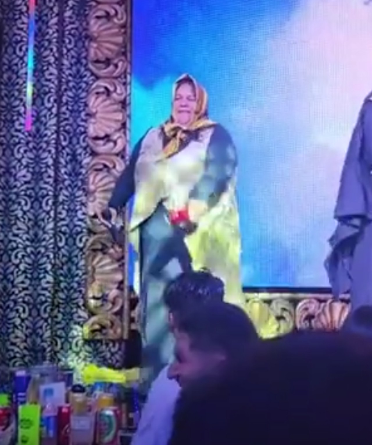 señora católica antro guadalajara bailando