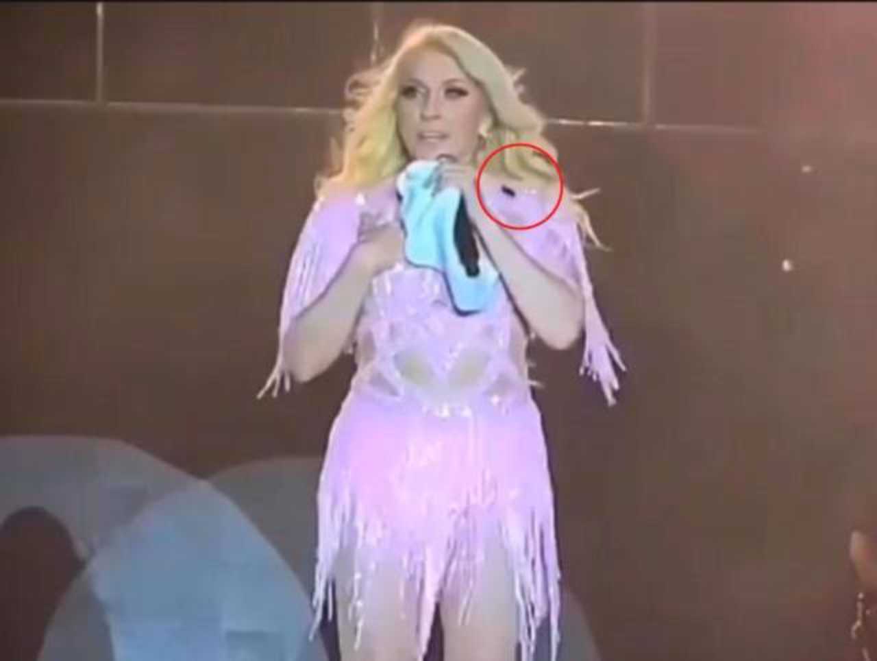 Cucaracha se le sube a Yuri