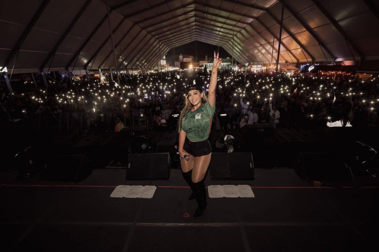 Chiquis Rivera sufre caida en escenario