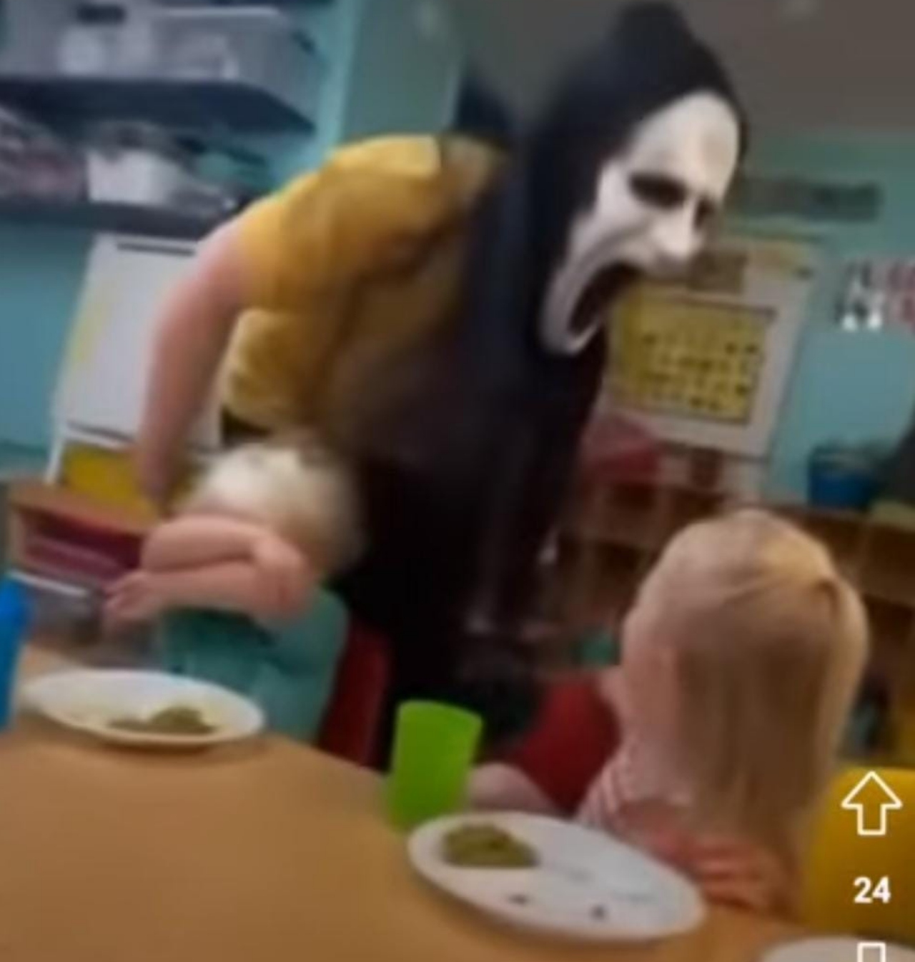Empleada niños kinder