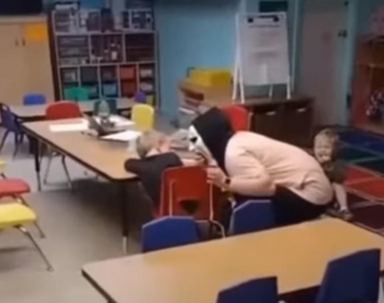Empleada espanta niños