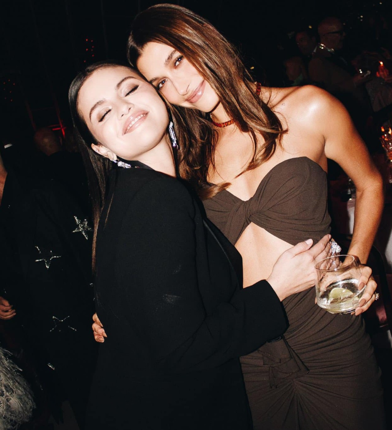 Selena Gómez Hailey Bieber fotos cena gala academia