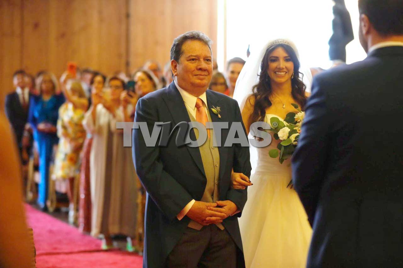 Marisol Coque Muñiz entrega hija en altar