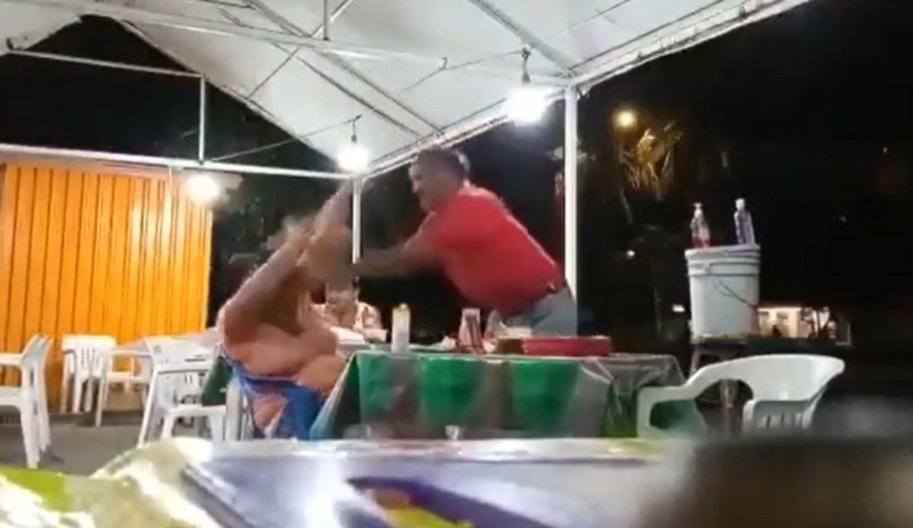 Hombre le avienta tacos esposa