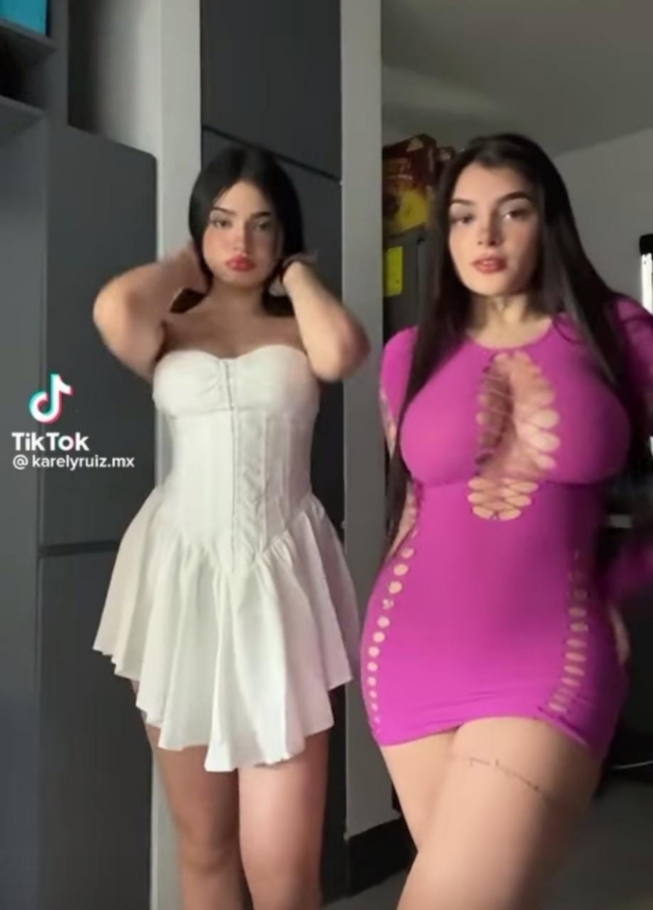 Karely Ruiz y su hermana