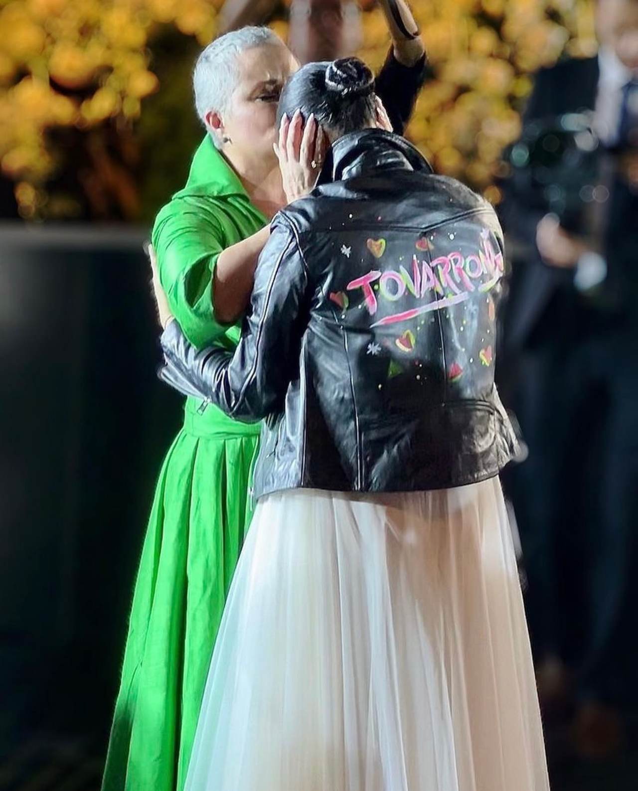 Mama Maite Perroni igualita hija dobles