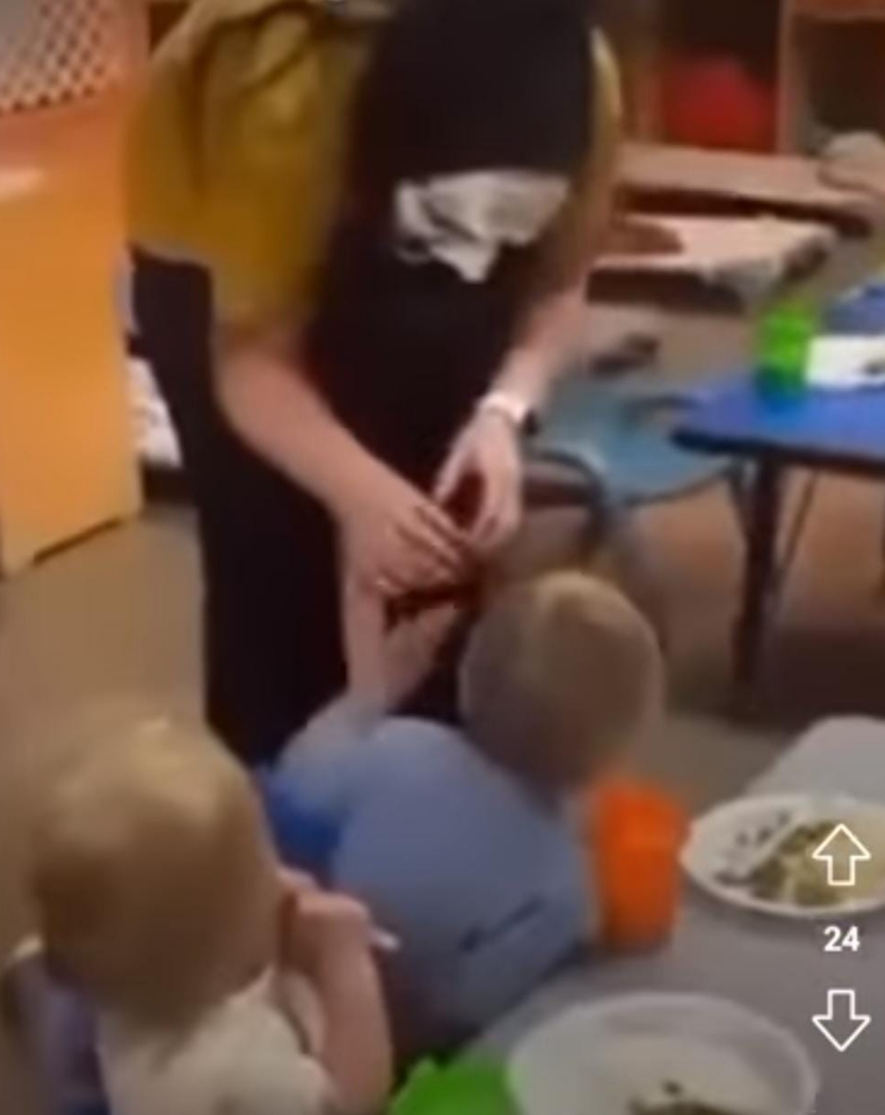 Empleada aterra a niños