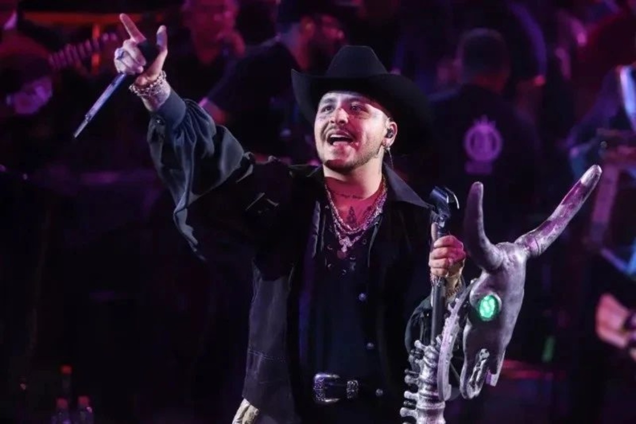 Christian Nodal porque se tatuo cara