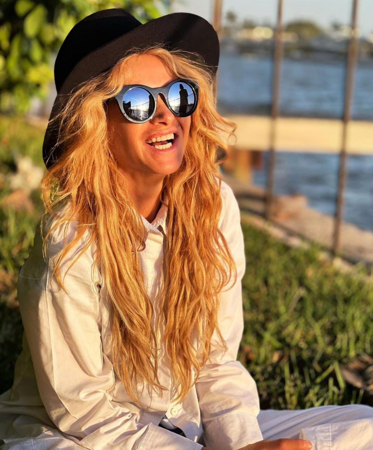 Paulina Rubio riéndose de las fotos