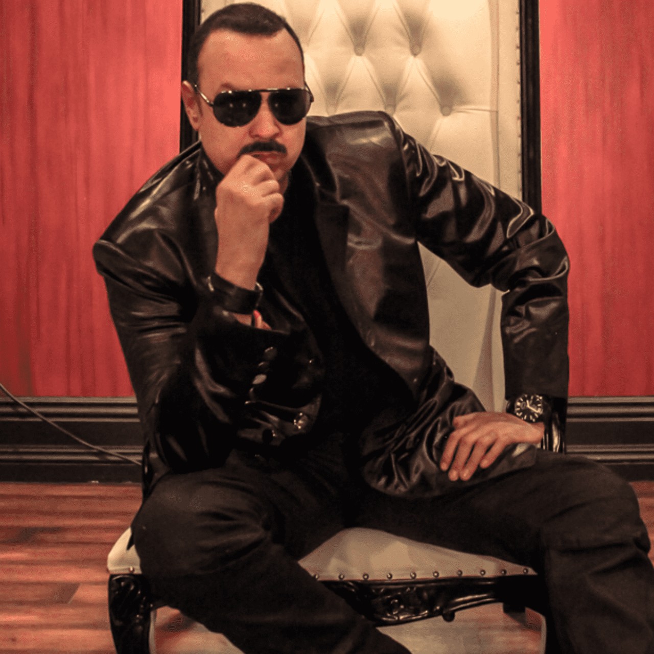 Pepe Aguilar quién máscara personaje elvestruz