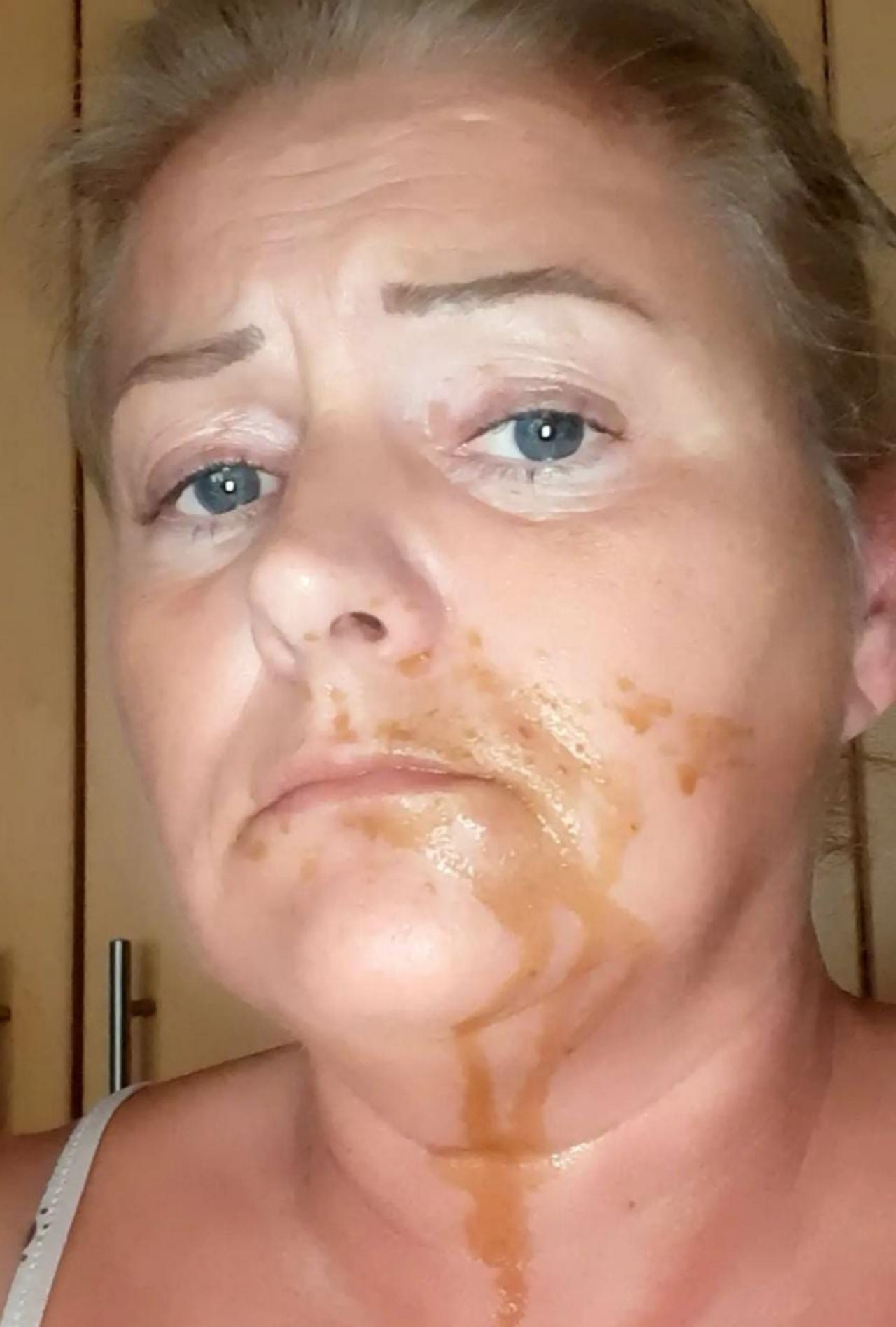 Mujer popo en su cara