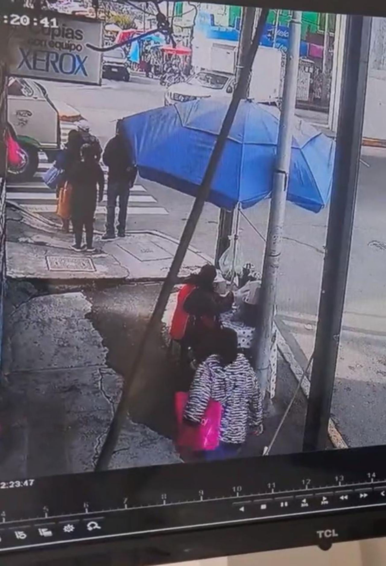 Señora se tropieza con tamales
