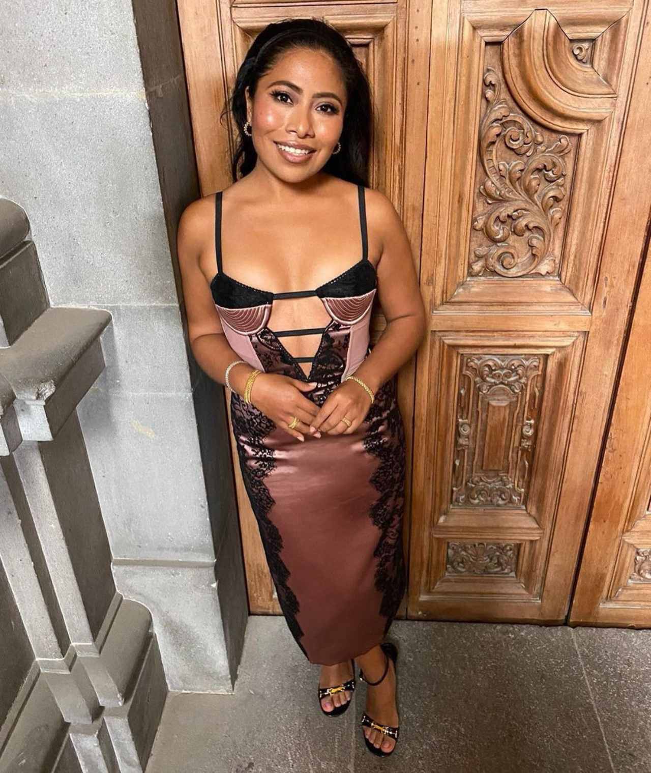 Yalitza Aparicio escote encaje vestido Ariel