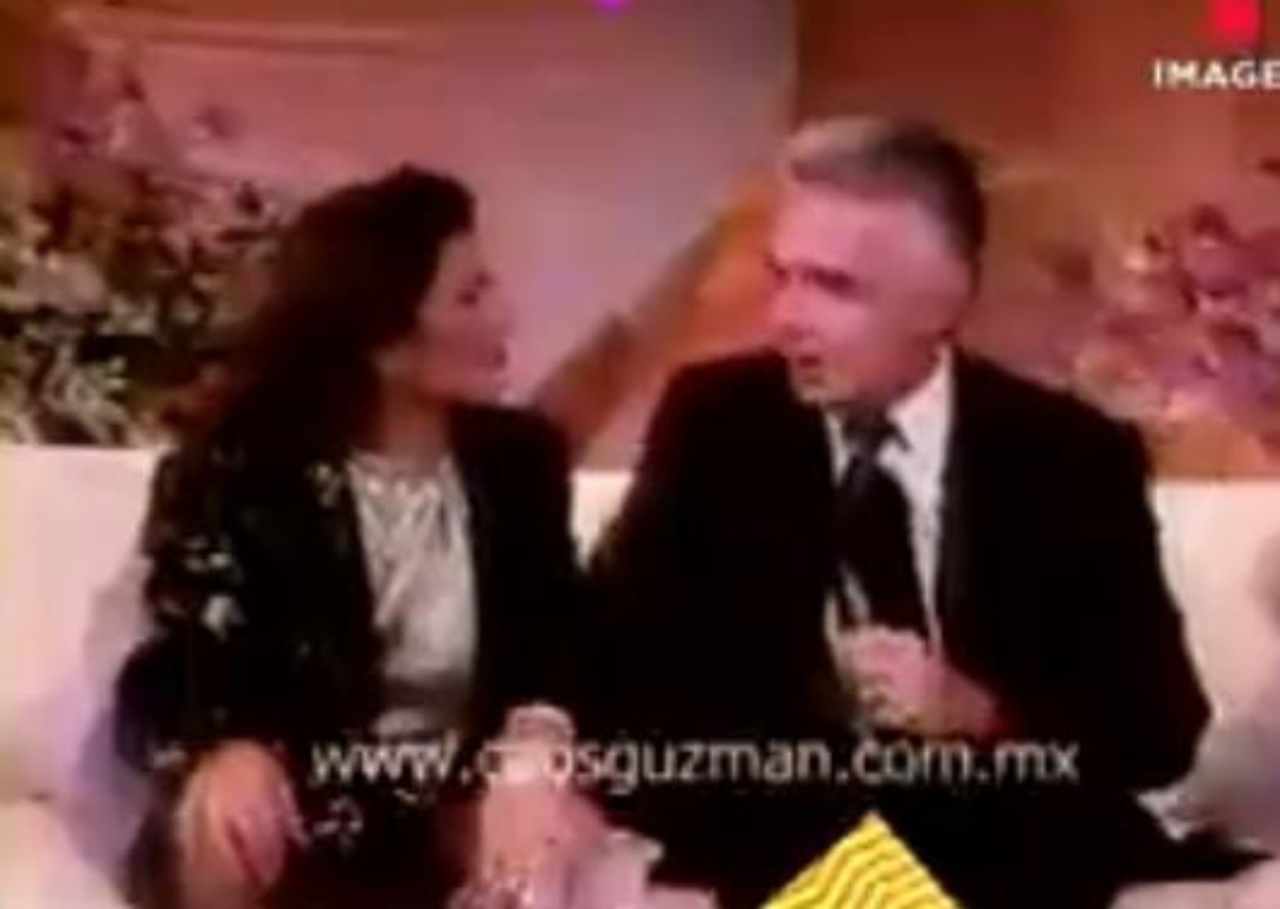 Enrique Guzmán le agarra la pierna a Alejandra Guzmán
