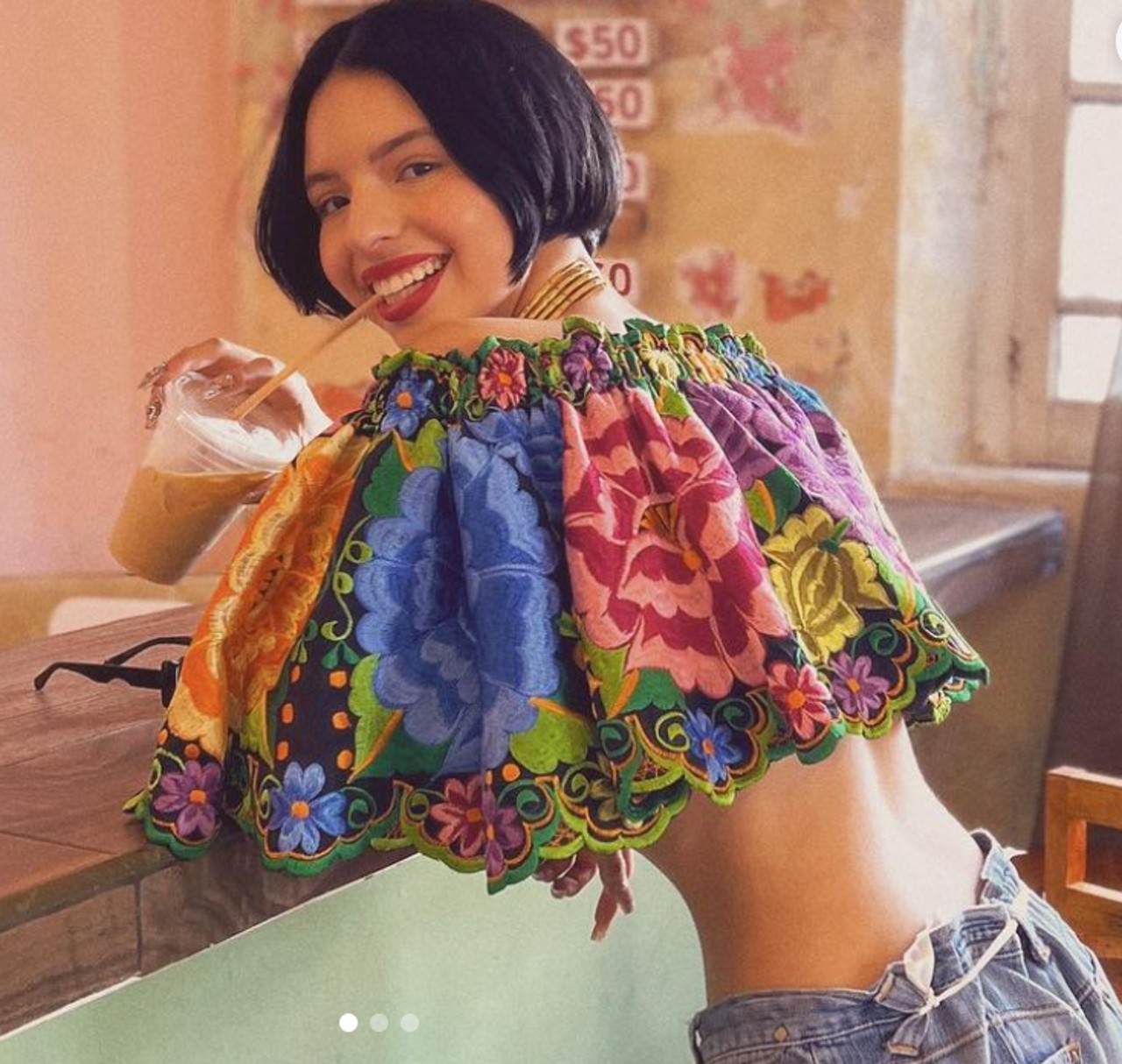 Ángela Aguilar moda cinturon