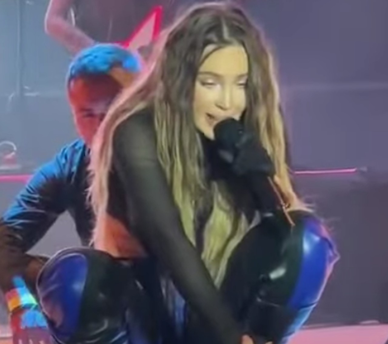 Belinda fan borracha concierto
