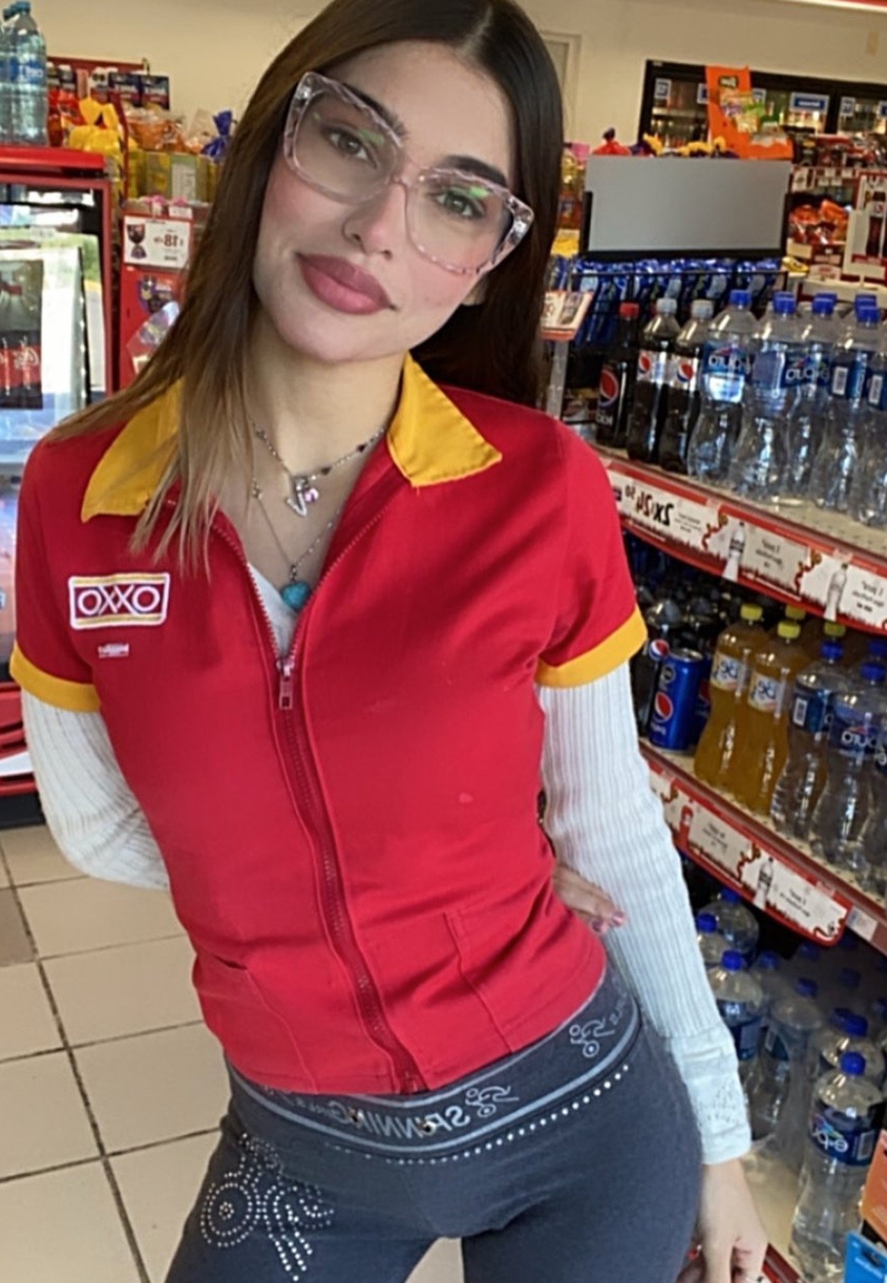 Cajera Dua Lipa oxxo