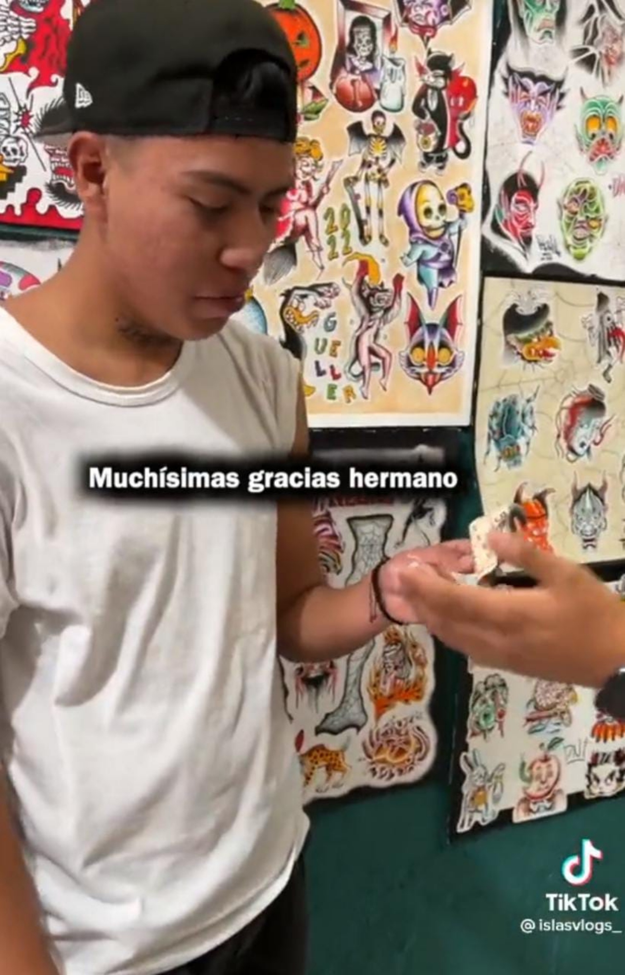 Chica se tatúa el nombre de kunno