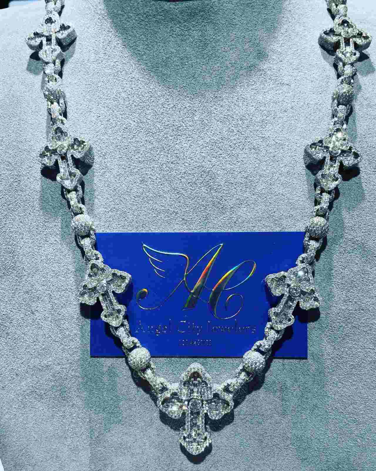 Collar diamantes Nodal 48 millones pesos