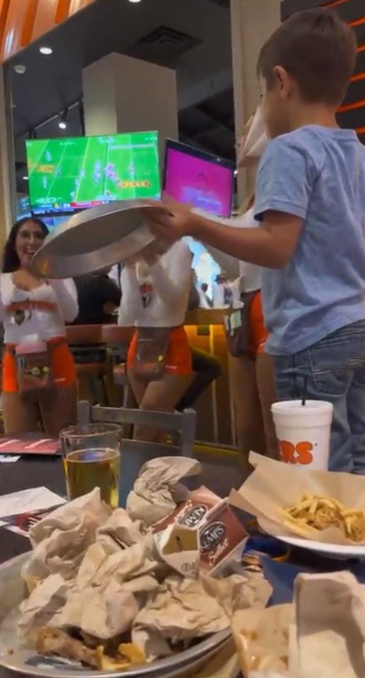 Niño hooters 5 años