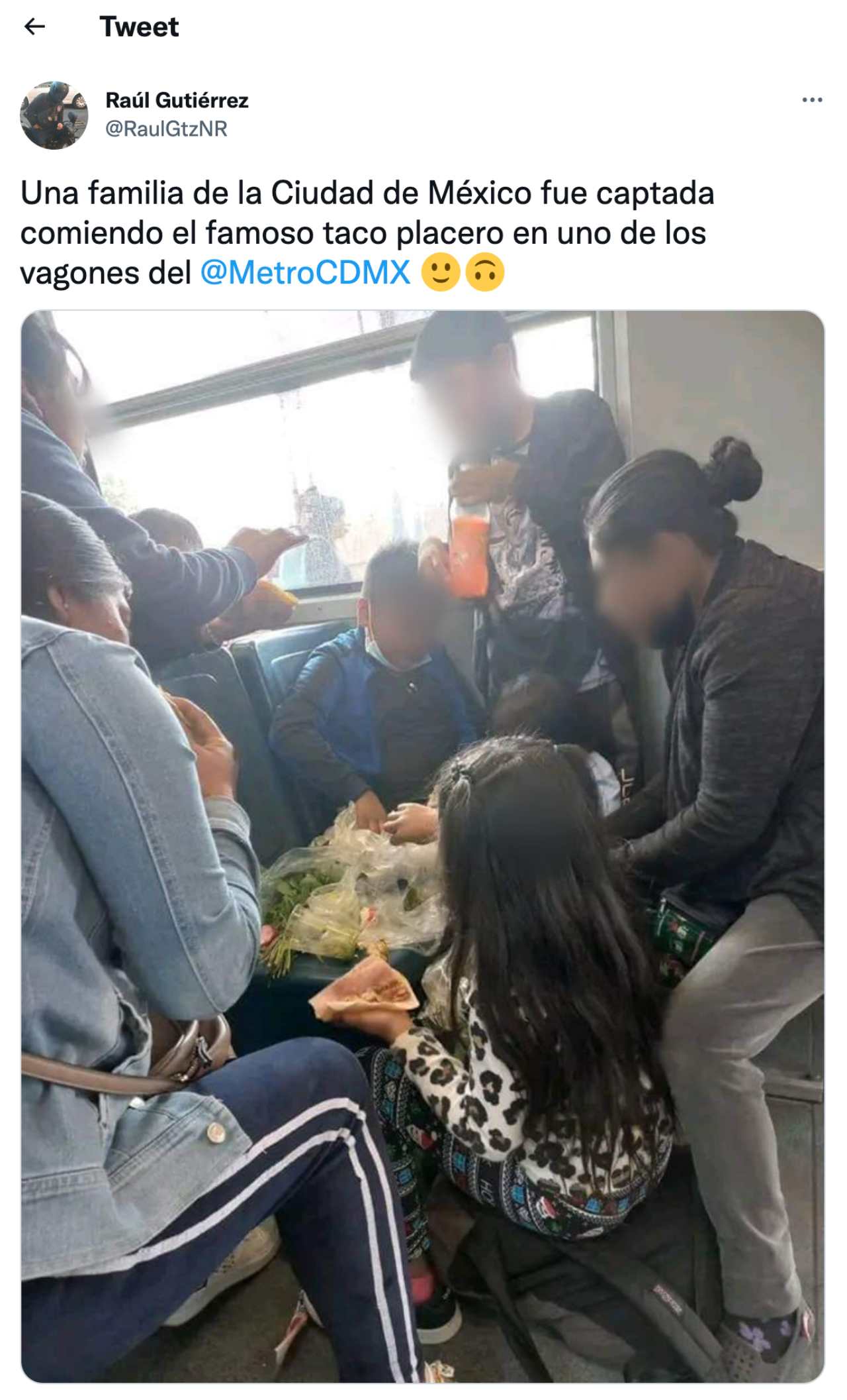 Familia arma taco placero en el metro de cdmx