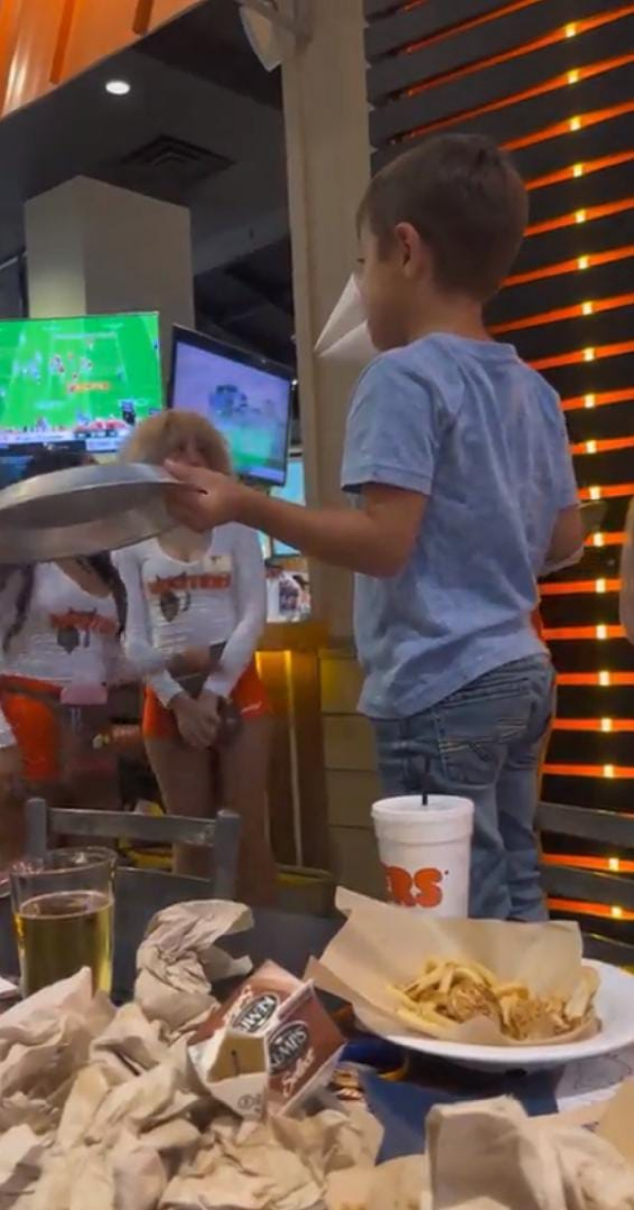 Niño hooters