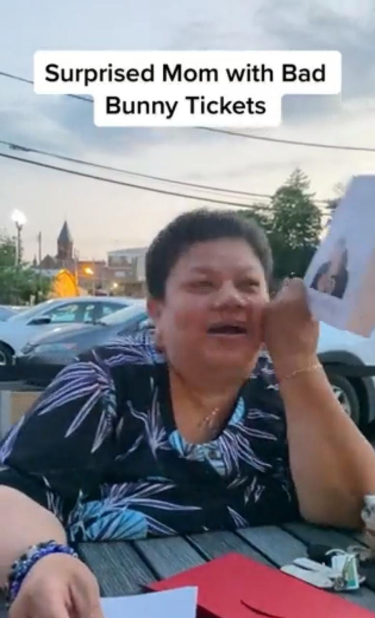 Mamá emocionada boleto Bad Bunny