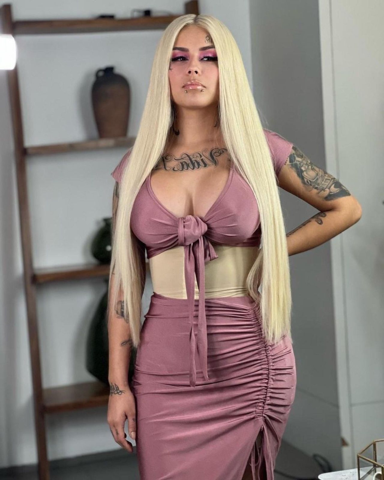 Mona rubia pelo parece Kim Kardashian