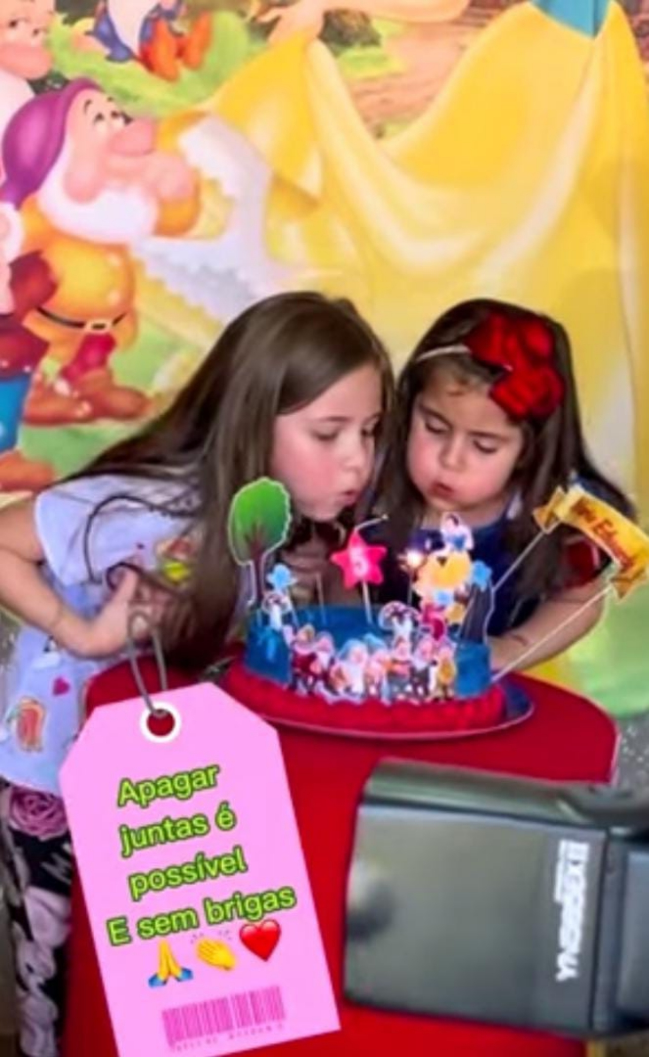 Niña sopla velas