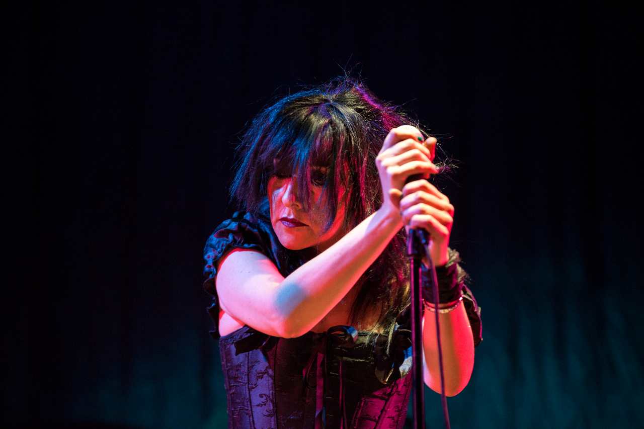 Nora Huerta de las Reinas Chulas en su show, Rivotrip